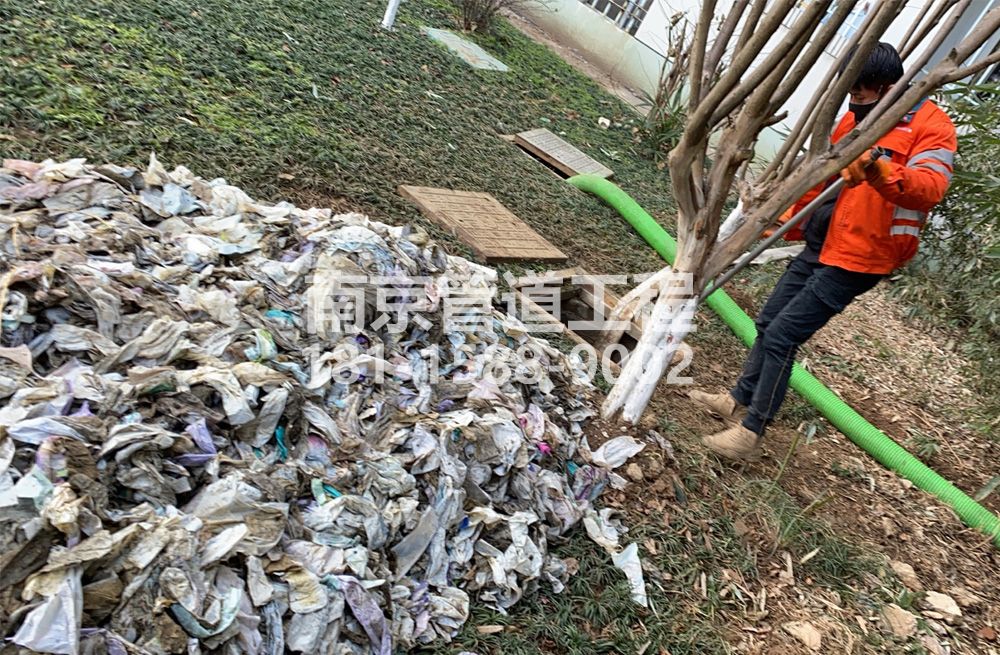 尧胜村化粪池垃圾清理